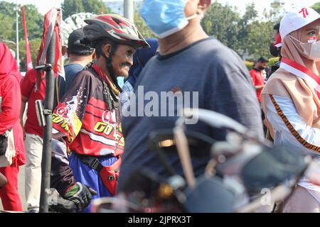 Jakarta, Indonesien, 17/08/2022 - Radfahrer versammelten sich vor dem Staatspalast, um den indonesischen Unabhängigkeitstag 77. zu feiern Stockfoto