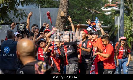 Die Gruppe der glücklichen Fußballclub-Fans bei der Atlas Championship Parade Stockfoto