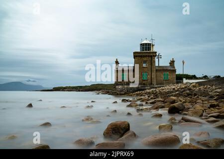 Eine Langzeitansicht des historischen Blacksod Lighthouse aus dem 19.. Jahrhundert auf der Mullet Peninsula in der Grafschaft Mayo in Irland Stockfoto