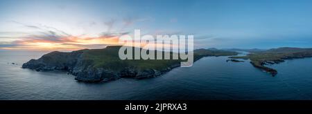 Luftpanorama-Landschaft der Bray Head Klippen auf Valentia Island bei Sonnenuntergang Stockfoto