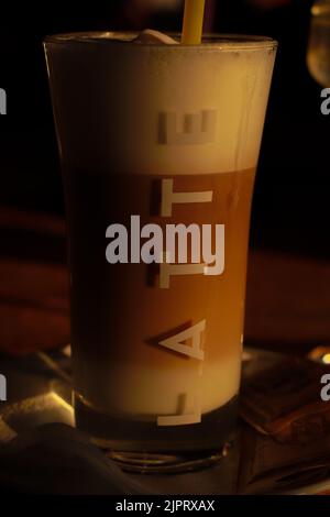 Kaffee Longtasse Glas, Latte, Milch und Zucker, Sonnenuntergang Licht Stockfoto