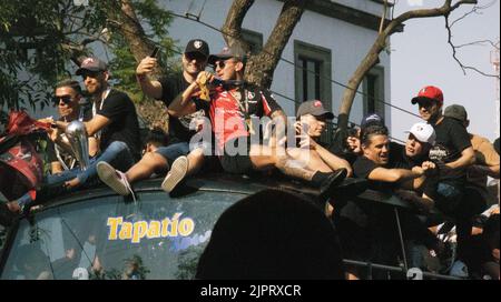 Die Gruppe junger Fußballklub-Fans, die auf einem Bus bei der Atlas-Meisterschaftsparade sitzen Stockfoto