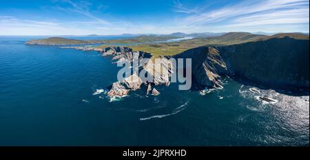 Luftpanorama-Landschaftsansicht der Kerry Cliffs und der Halbinsel Iveragh in der Grafschaft Kerry von Irland Stockfoto