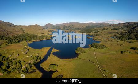 Luftaufnahme des Owengarriff River und des Upper Lake im Killarney National Park in der Grafschaft Kerry Stockfoto