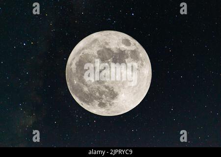Wolf Moon. Super Vollmond mit dunklem Hintergrund. Madrid, Spanien, Europa. Horizontale Fotografie. 25. Januar. 2024. Mond. Supermoon. Schwefel. Stockfoto