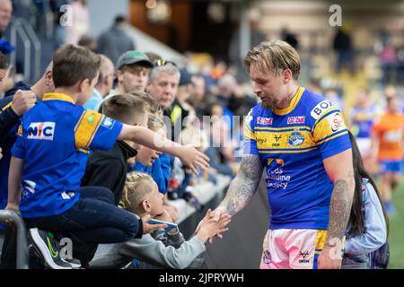 Leeds, Großbritannien. 19. August 2022. Blake Austin #6 von Leeds Rhinos trifft sich mit den Unterstützern nach dem Spiel in Leeds, Vereinigtes Königreich am 8/19/2022. (Foto von James Heaton/News Images/Sipa USA) Quelle: SIPA USA/Alamy Live News Stockfoto