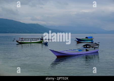 Indonesia Alor Island - Bunte Fischerboote liegen vor Anker Stockfoto