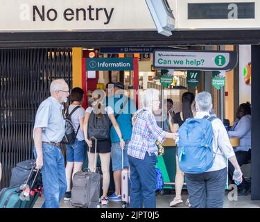 Der Bahnhof London Euston wurde heute Morgen als ruhig angesehen. Es gibt keine Züge, die nach Euston oder wieder zurück fahren. Passagiere fragen nach dem Weg außerhalb der geschlossenen Statio Stockfoto