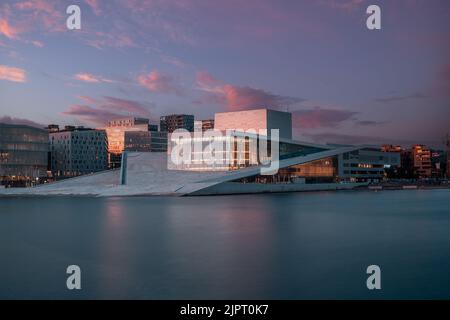 Eine malerische Aussicht auf das National Opera House in Oslo, Norwegen, bei Sonnenuntergang Stockfoto