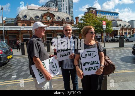 Slough, berkshire, Großbritannien. 20.. August 2022. Tan Dhesi, Labour-Abgeordneter für Slough, kam heute zu einem Gespräch mit Mitarbeitern, die vor dem Bahnhof von Slough eintraten, als sie sich dem National Rail Strike anschlossen. Sie streiken um Bezahlung, Arbeitsplatzverluste und geplante Schließung von Ticketbüros. Quelle: Maureen McLean/Alamy Live News Stockfoto