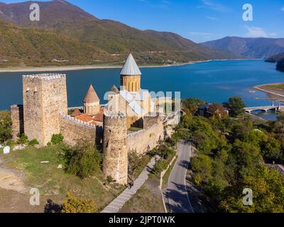 Drohnenansicht der mittelalterlichen Festung Ananuri Stockfoto