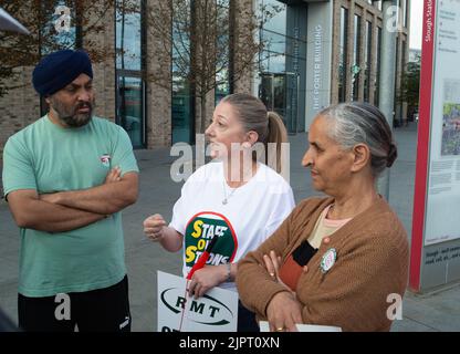 Slough, berkshire, Großbritannien. 20.. August 2022. Tan Dhesi, Labour-Abgeordneter für Slough, kam heute zu einem Gespräch mit Mitarbeitern, die vor dem Bahnhof von Slough eintraten, als sie sich dem National Rail Strike anschlossen. Sie streiken um Bezahlung, Arbeitsplatzverluste und geplante Schließung von Ticketbüros. Quelle: Maureen McLean/Alamy Live News Stockfoto