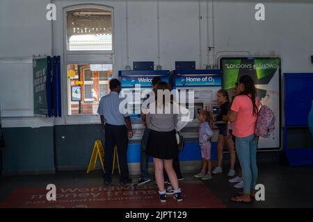 Slough, berkshire, Großbritannien. 20.. August 2022. Ein ruhiger Tag am Bahnhof Slough, als der Nationale Eisenbahnstreik die Zahl der heute laufenden GWR-Züge beeinflusste. Die Eisenbahner streiken über die Bezahlung, den Verlust von Arbeitsplätzen und die geplanten Schließungen der Fahrkartenschalter. Quelle: Maureen McLean/Alamy Live News Stockfoto