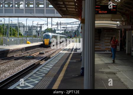 Slough, berkshire, Großbritannien. 20.. August 2022. Ein ruhiger Tag am Bahnhof Slough, als der Nationale Eisenbahnstreik die Zahl der heute laufenden GWR-Züge beeinflusste. Die Eisenbahner streiken über die Bezahlung, den Verlust von Arbeitsplätzen und die geplanten Schließungen der Fahrkartenschalter. Quelle: Maureen McLean/Alamy Live News Stockfoto