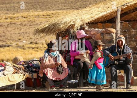 Region Arequipa, Peru - 5.22.2022 - peruanische Indianer in traditionellen Kostümen Stockfoto