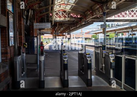 Slough, berkshire, Großbritannien. 20.. August 2022. Ein ruhiger Tag am Bahnhof Slough, als der Nationale Eisenbahnstreik die Zahl der heute laufenden GWR-Züge beeinflusste. Die Eisenbahner streiken über die Bezahlung, den Verlust von Arbeitsplätzen und die geplanten Schließungen der Fahrkartenschalter. Quelle: Maureen McLean/Alamy Live News Stockfoto