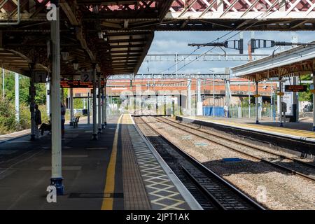 Slough, berkshire, Großbritannien. 20.. August 2022. Ein ruhiger Tag am Bahnhof Slough, als der Nationale Eisenbahnstreik die Zahl der heute laufenden GWR-Züge beeinflusste. Die Eisenbahner streiken über die Bezahlung, den Verlust von Arbeitsplätzen und die geplanten Schließungen der Fahrkartenschalter. Quelle: Maureen McLean/Alamy Live News Stockfoto