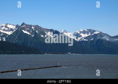 Bergkette in der Resurrection Bay vom Hafen von Seward, Alaska aus gesehen Stockfoto