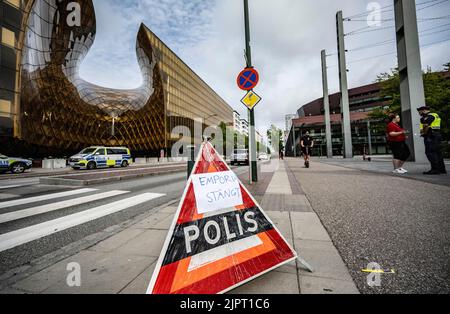 Malmö, Schweden. 20.. September 2022. Die Polizei vor dem Einkaufszentrum Emporia, wo gestern ein 31-jähriger Mann getötet und eine vorbeifahrende Frau verletzt wurde. Ein 15-jähriger Junge wurde wegen des Mordes von der Polizei verhaftet. Das Einkaufszentrum ist heute geschlossen, wird aber Sonntag wieder geöffnet sein. Malmö, Schweden, 20. August 2022. Foto: Johan Nilsson / TT / Code 50090 Kredit: TT Nachrichtenagentur/Alamy Live News Stockfoto