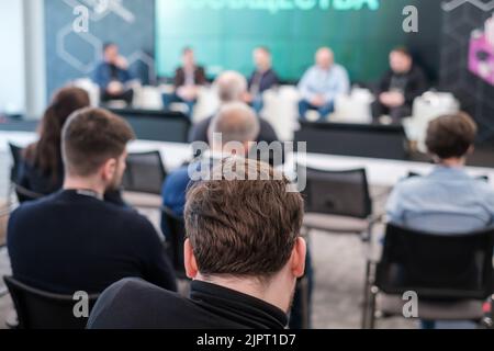 Gruppe von Personen, die an einem Geschäftsseminar im Konferenzsaal teilnehmen Stockfoto
