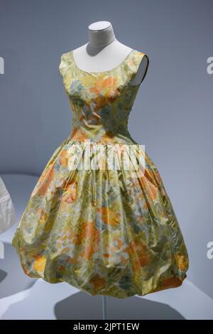 Gipuzkoa, Spanien. 19. August 2022. Blick auf ein Seiden-Cocktailkleid, das in der Ausstellung „Balenciaga Character“ im Cristobal Balenciaga Museum in Getaria, Gipuzkoa, ausgestellt wurde. Die Ausstellung zeigt 90 Stücke, verteilt auf fünf Räume, in denen Silhouetten, Volumen, Stoffe und Stickereien zu schätzen sind und die oft verborgene Innenwelt entdecken, die Schnitt, Technik und Haute Couture-Oberflächen ermöglichen. (Foto: Atilano Garcia/SOPA Images/Sipa USA) Quelle: SIPA USA/Alamy Live News Stockfoto