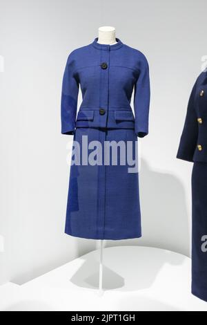 Gipuzkoa, Spanien. 19. August 2022. Ansicht eines Jacketts, der in der Ausstellung „Balenciaga Character“ im Cristobal Balenciaga Museum in Getaria, Gipuzkoa ausgestellt wurde. Die Ausstellung zeigt 90 Stücke, verteilt auf fünf Räume, in denen Silhouetten, Volumen, Stoffe und Stickereien zu schätzen sind und die oft verborgene Innenwelt entdecken, die Schnitt, Technik und Haute Couture-Oberflächen ermöglichen. (Foto: Atilano Garcia/SOPA Images/Sipa USA) Quelle: SIPA USA/Alamy Live News Stockfoto