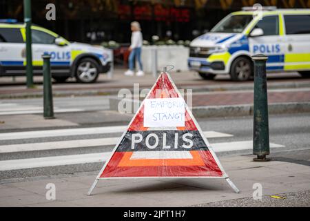 Malmö, Schweden. 20.. September 2022. Die Polizei vor dem Einkaufszentrum Emporia, wo gestern ein 31-jähriger Mann getötet und eine vorbeifahrende Frau verletzt wurde. Ein 15-jähriger Junge wurde wegen des Mordes von der Polizei verhaftet. Das Einkaufszentrum ist heute geschlossen, wird aber Sonntag wieder geöffnet sein. Malmö, Schweden, 20. August 2022. Foto: Johan Nilsson / TT / Code 50090 Kredit: TT Nachrichtenagentur/Alamy Live News Stockfoto