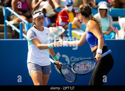 Ons Jabeur aus Tunesien und Victoria Azarenka aus Weißrussland spielen Doppel bei den Western & Southern Open 2022, WTA 1000 Tennisturnier am 18. August 2022 in Cincinnati, USA - Foto: Rob Prange/DPPI/LiveMedia Stockfoto