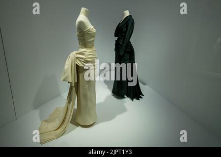 Gipuzkoa, Spanien. 19. August 2022. Blick auf Nachtset-Kleider, die in der Ausstellung „Balenciaga Character“ im Cristobal Balenciaga Museum in Getaria, Gipuzkoa, ausgestellt wurden. Die Ausstellung zeigt 90 Stücke, verteilt auf fünf Räume, in denen Silhouetten, Volumen, Stoffe und Stickereien zu schätzen sind und die oft verborgene Innenwelt entdecken, die Schnitt, Technik und Haute Couture-Oberflächen ermöglichen. (Bild: © Atilano Garcia/SOPA Images via ZUMA Press Wire) Stockfoto