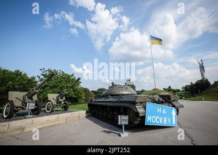 Panzer T 10-M mit einem Schild "nach Moskau" im Nationalmuseum der Geschichte der Ukraine in Kiew gesehen. Stockfoto