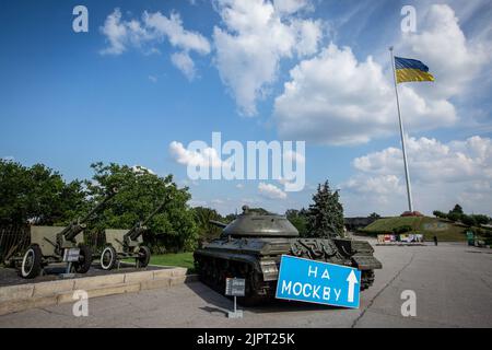 Panzer T 10-M mit einem Schild "nach Moskau" im Nationalmuseum der Geschichte der Ukraine in Kiew gesehen. Stockfoto