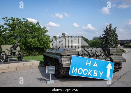 Panzer T 10-M mit einem Schild "nach Moskau" im Nationalmuseum der Geschichte der Ukraine in Kiew gesehen. Stockfoto