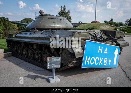 Panzer T 10-M mit einem Schild "nach Moskau" im Nationalmuseum der Geschichte der Ukraine in Kiew gesehen. Stockfoto