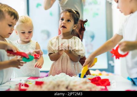 Kinder spielen kreative Spiele mit Sand. Hochwertige Fotos Stockfoto