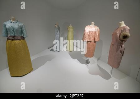 Gipuzkoa, Spanien. 19. August 2022. Blick auf verschiedene Nachtsets, die in der Ausstellung „Balenciaga Character“ im Cristobal Balenciaga Museum in Getaria, Gipuzkoa, ausgestellt wurden. Die Ausstellung zeigt 90 Stücke, verteilt auf fünf Räume, in denen Silhouetten, Volumen, Stoffe und Stickereien zu schätzen sind und die oft verborgene Innenwelt entdecken, die Schnitt, Technik und Haute Couture-Oberflächen ermöglichen. (Bild: © Atilano Garcia/SOPA Images via ZUMA Press Wire) Stockfoto