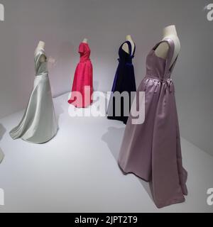 Gipuzkoa, Spanien. 19. August 2022. Blick auf verschiedene Abendkleider, die in der Ausstellung „Balenciaga Character“ im Cristobal Balenciaga Museum in Getaria, Gipuzkoa, ausgestellt wurden. Die Ausstellung zeigt 90 Stücke, verteilt auf fünf Räume, in denen Silhouetten, Volumen, Stoffe und Stickereien zu schätzen sind und die oft verborgene Innenwelt entdecken, die Schnitt, Technik und Haute Couture-Oberflächen ermöglichen. (Bild: © Atilano Garcia/SOPA Images via ZUMA Press Wire) Stockfoto