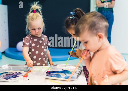 Kinder haben Spaß im Kindergarten, mittlere Nahaufnahme. Hochwertige Fotos Stockfoto