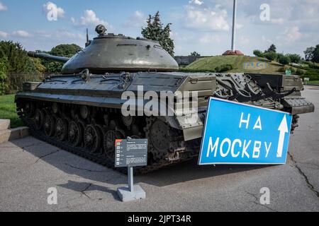 Kiew, Ukraine. 17. August 2022. Panzer T 10-M mit einem Schild "nach Moskau", das im Nationalmuseum für Geschichte der Ukraine in Kiew zu sehen ist. (Bild: © Oleksii Chumachenko/SOPA Images via ZUMA Press Wire) Stockfoto