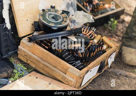 Militärische Ausrüstung Kugeln Munitionsclips in Holzkisten gelagert. Waffen. Trainingsgelände. Horizontale Aufnahme. Hochwertige Fotos Stockfoto