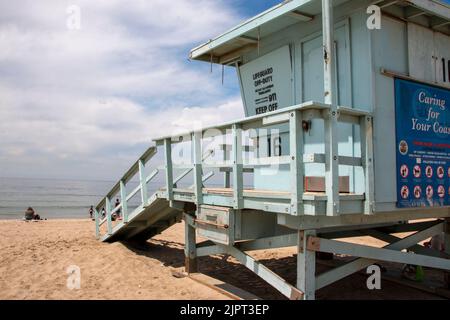 Santa Monica, Kalifornien, USA - 15. Mai 2022: Rückansicht eines fahrenden grünen Rettungsschwimmerstands mit Blick auf den Pazifik am Santa Monica Beach in Kalifornien Stockfoto