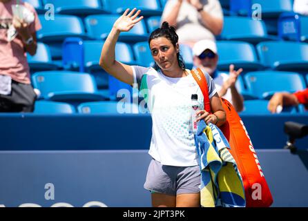 Ons Jabeur aus Tunesien im Einsatz gegen Petra Kvitova aus der Tschechischen Republik während der dritten Runde der Western & Southern Open 2022, WTA 1000 Tennisturnier am 18. August 2022 in Cincinnati, USA - Foto: Rob Prange/DPPI/LiveMedia Stockfoto