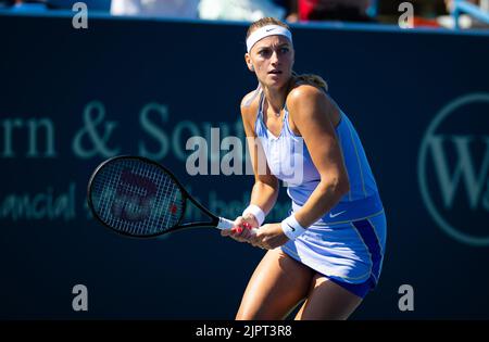 Petra Kvitova aus der Tschechischen Republik im Kampf gegen Ons Jabeur aus Tunesien während der dritten Runde der Western & Southern Open 2022, WTA 1000 Tennisturnier am 18. August 2022 in Cincinnati, USA - Foto: Rob Prange/DPPI/LiveMedia Stockfoto