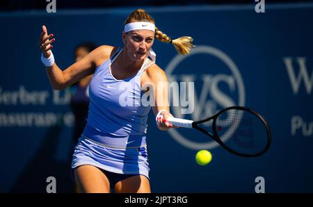 Petra Kvitova aus der Tschechischen Republik im Kampf gegen Ons Jabeur aus Tunesien während der dritten Runde der Western & Southern Open 2022, WTA 1000 Tennisturnier am 18. August 2022 in Cincinnati, USA - Foto: Rob Prange/DPPI/LiveMedia Stockfoto