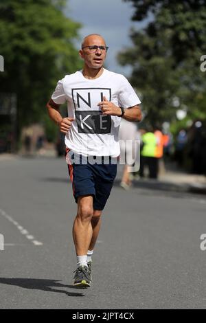 Craven Cottage, London, Großbritannien. 20. August 2022. Premier League Football, Fulham gegen Brentford; Marathonläufer, die an Craven Cottage vorbeilaufen, beginnen ihr Wintertraining zur Vorbereitung auf den London Marathon im Oktober 2022 Credit: Action Plus Sports/Alamy Live News Stockfoto