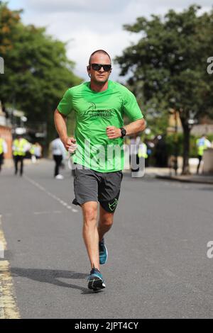 Craven Cottage, London, Großbritannien. 20. August 2022. Premier League Football, Fulham gegen Brentford; Marathonläufer, die an Craven Cottage vorbeilaufen, beginnen ihr Wintertraining zur Vorbereitung auf den London Marathon im Oktober 2022 Credit: Action Plus Sports/Alamy Live News Stockfoto