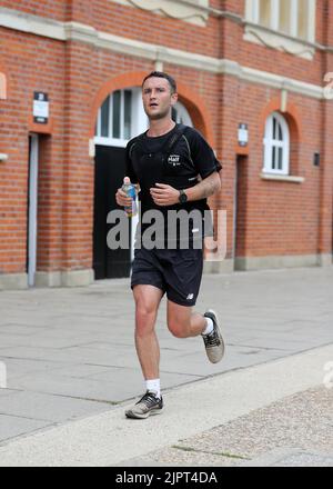 Craven Cottage, London, Großbritannien. 20. August 2022. Premier League Football, Fulham gegen Brentford; Marathonläufer, die an Craven Cottage vorbeilaufen, beginnen ihr Wintertraining zur Vorbereitung auf den London Marathon im Oktober 2022 Credit: Action Plus Sports/Alamy Live News Stockfoto