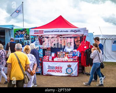 Eastbourne, East Sussex, Großbritannien, 20. September 2022. Eine weibliche RAF-Serviceperson verkauft Red Arrows-Souvenirs auf der jährlichen Eastbourne Airshow, einer der größten kostenlosen Veranstaltungen dieser Art im Land. Viele Flugzeuge flogen, darunter Spitfires, das Red Arrows Display Team, der Battle of Britain Memorial Flight und viele andere. Quelle: Andy Soloman/Alamy Live News Stockfoto