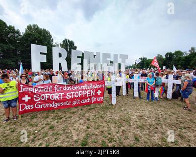 Nürnberg, Bayern, Deutschland. 20. August 2022. Die weit- bis rechtsextreme Gruppe Studenten stehen auf, die als Teilfortsetzung der Identitaere Bewegung gesehen wird, die nun aus verschiedenen Bereichen rekrutiert. Die Gruppe ist ein Beispiel dafür, wie sie die Corona-Krise für rechtsextreme Pflege und Rekrutierung ausnutzt. Kredit: ZUMA Press, Inc./Alamy Live Nachrichten Stockfoto