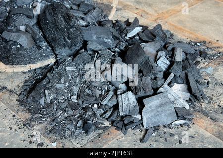 Holzkohle wird für die Heizsaison im Haus mit Ofenheizung vorbereitet. Stockfoto
