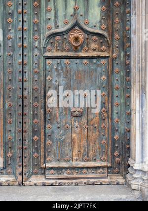 Girona, Spanien - 26. Juni 2022: Verzierte Eingangstür zur alten Kathedrale von Girona (Katalonien/Spanien) Stockfoto